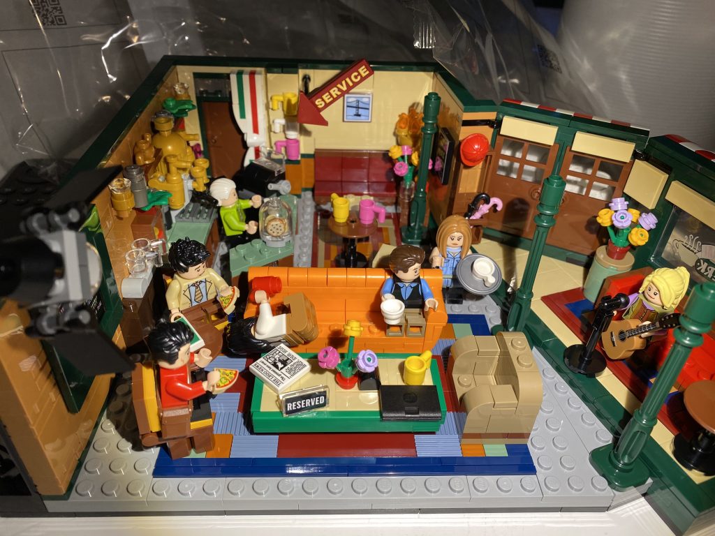 Recently Milena finished recreated the Friends set but in Lego